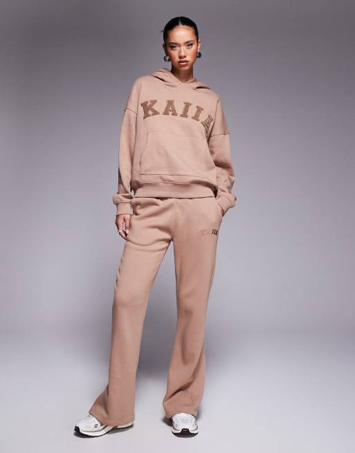 Kaiia - Coordinato color espresso con T-shirt corta e stretta con logo ricamato, felpa con cappuccio e joggers ampi