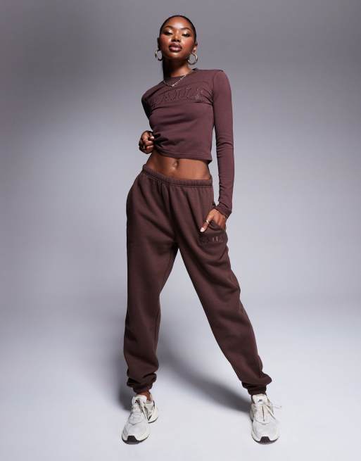 Kaiia - Coordinato color marrone cioccolato con logo ricamato composto da maglietta a maniche lunghe taglio corto, felpa con cappuccio e joggers