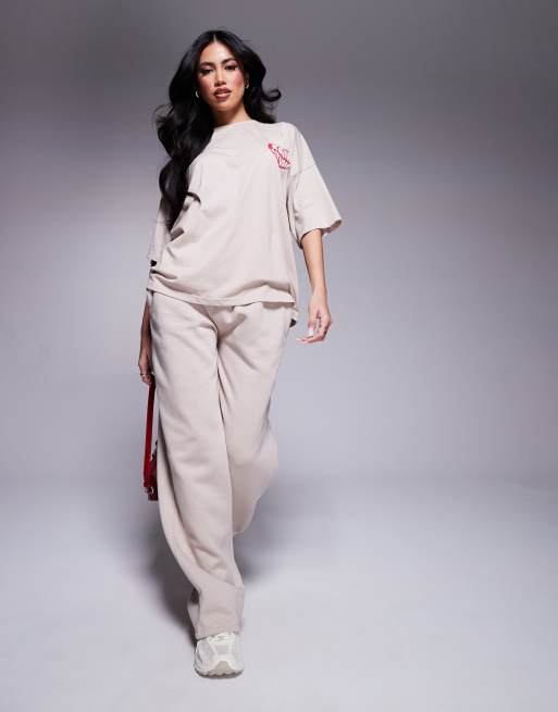 Kaiia - Coordinato color pietra e rosso con logo a cuore composto da felpa con cappuccio oversize, T-shirt e joggers