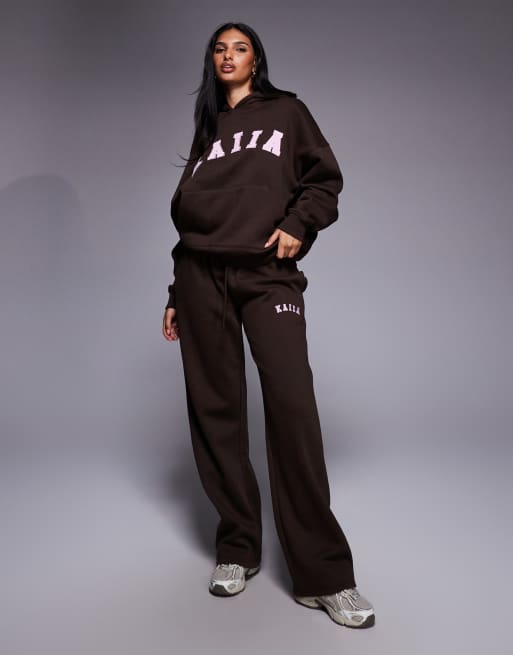 Kaiia - Coordinato con felpa con cappuccio oversize con logo ricamato e joggers a fondo ampio con logo color cioccolato e rosa