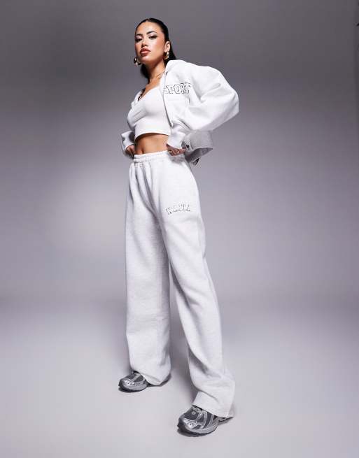 Kaiia - Coordinato grigio mélange chiaro e bianco con felpa con cappuccio corta con zip e logo ricamato e joggers con fondo ampio