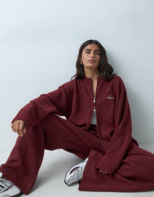 Kaiia - Coordinato in maglia color ciliegia con maglione con zip e logo ricamato e pantaloni a fondo ampio, 1 di 3