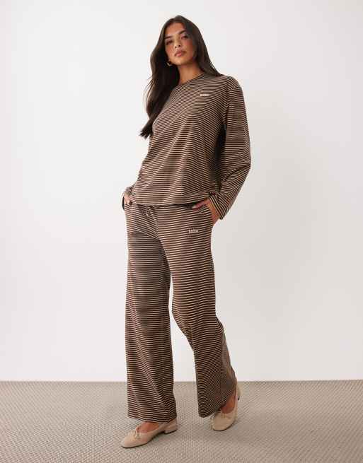 Kaiia - Coordinato in pile super morbido con top oversize a maniche lunghe con logo ricamato e pantaloni marrone e crema a righe