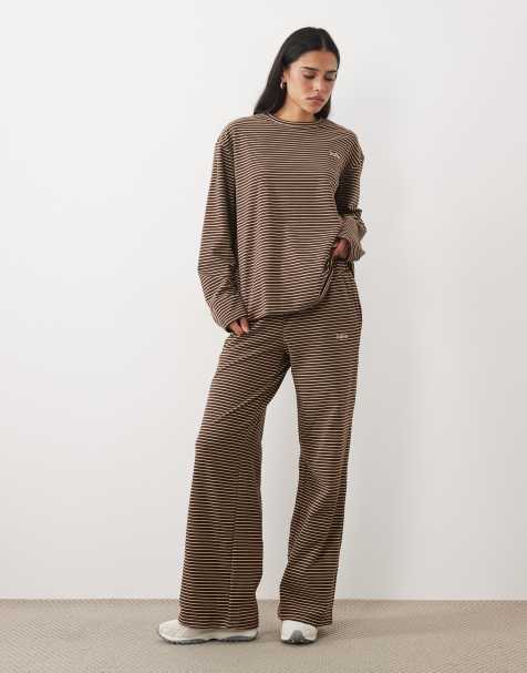 Kaiia - Coordinato in pile super morbido con top oversize a maniche lunghe con logo ricamato e pantaloni marrone e crema a righe - view 1