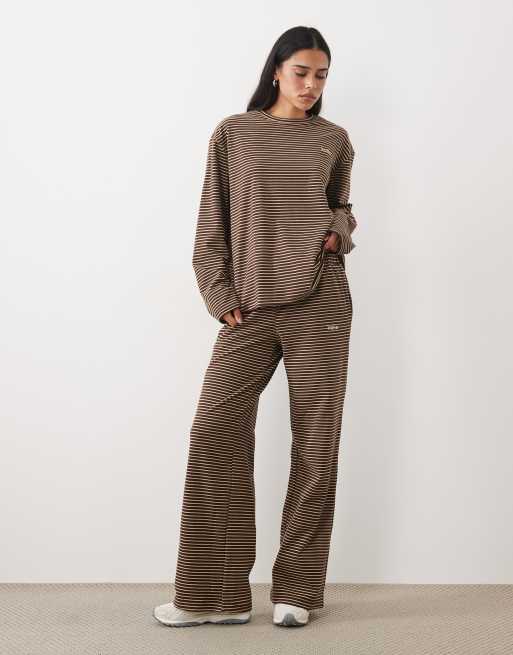Kaiia - Coordinato in pile super morbido con top oversize a maniche lunghe con logo ricamato e pantaloni marrone e crema a righe, 1 di 3