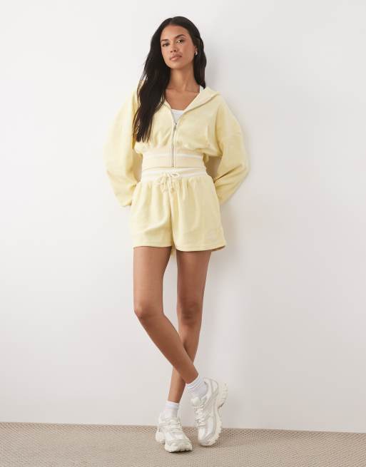Kaiia - Coordinato in spugna color limone con righe laterali composto da felpa con cappuccio oversize con logo ricamato e zip e pantaloncini