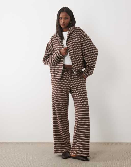 Kaiia - Coordinato oversize con felpa con cappuccio e zip e pantaloni in pile color cioccolato e crema a righe