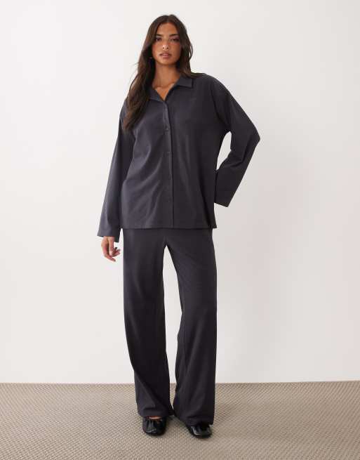 Kaiia - Coordinato oversize in pile super morbido con camicia a maniche lunghe con bottoni sul davanti e pantaloni a righe blu navy e nero
