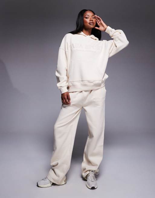 Kaiia - Coordinato sportivo color burro con T-shirt mini, felpa con cappuccio e joggers con logo ricamato