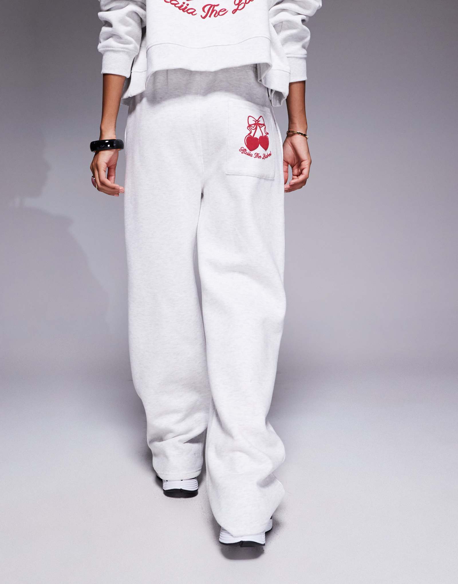 Широкие спортивные брюки из хлопка Kaiia с насыщенным вишневым принтом и карманами вересково-серого и красного цветов - часть комплекта  