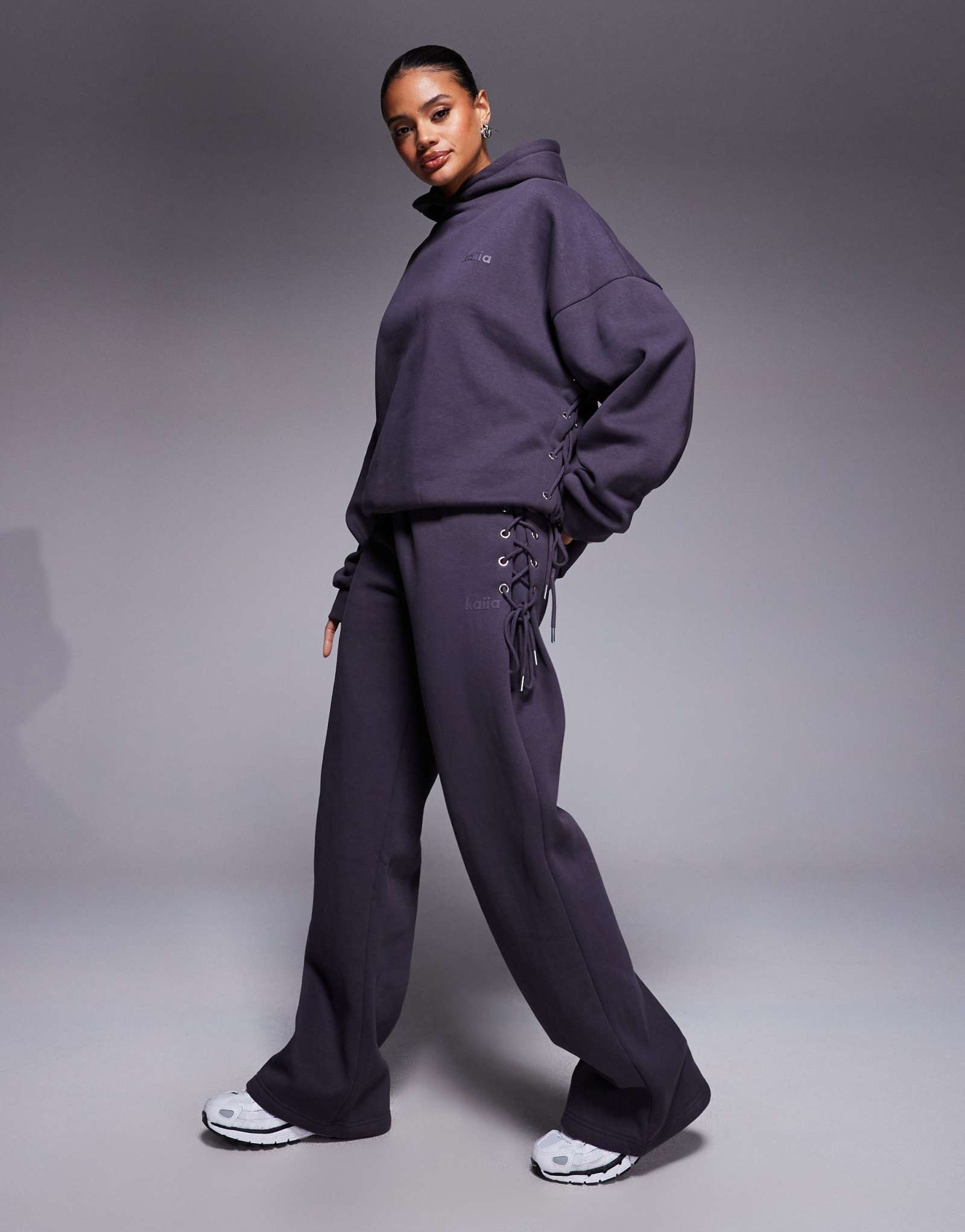 Широкие спортивные брюки на шнуровке из плотного хлопка Kaiia темно-коричневого цвета - часть комплекта  