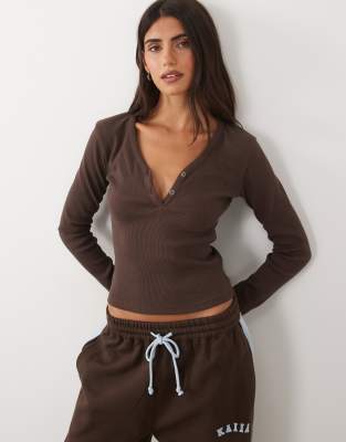 Kaiia Cotton Rich Ribbed Fitted Henley Top In Brown
