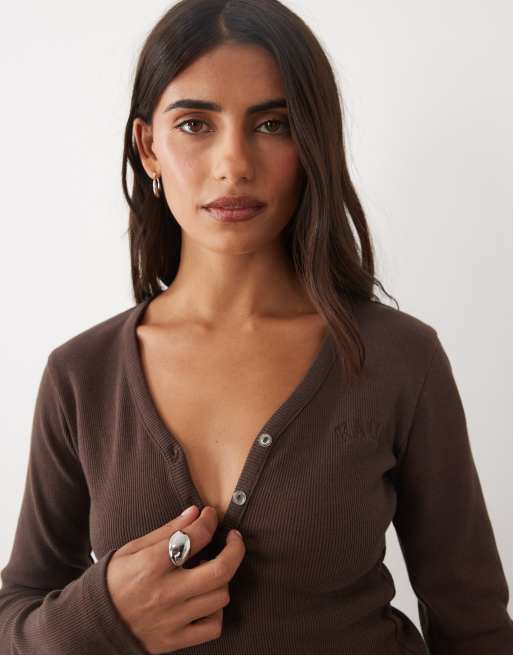 Kaiia cotton rich ribbed fitted henley top in brown, 4 of 4