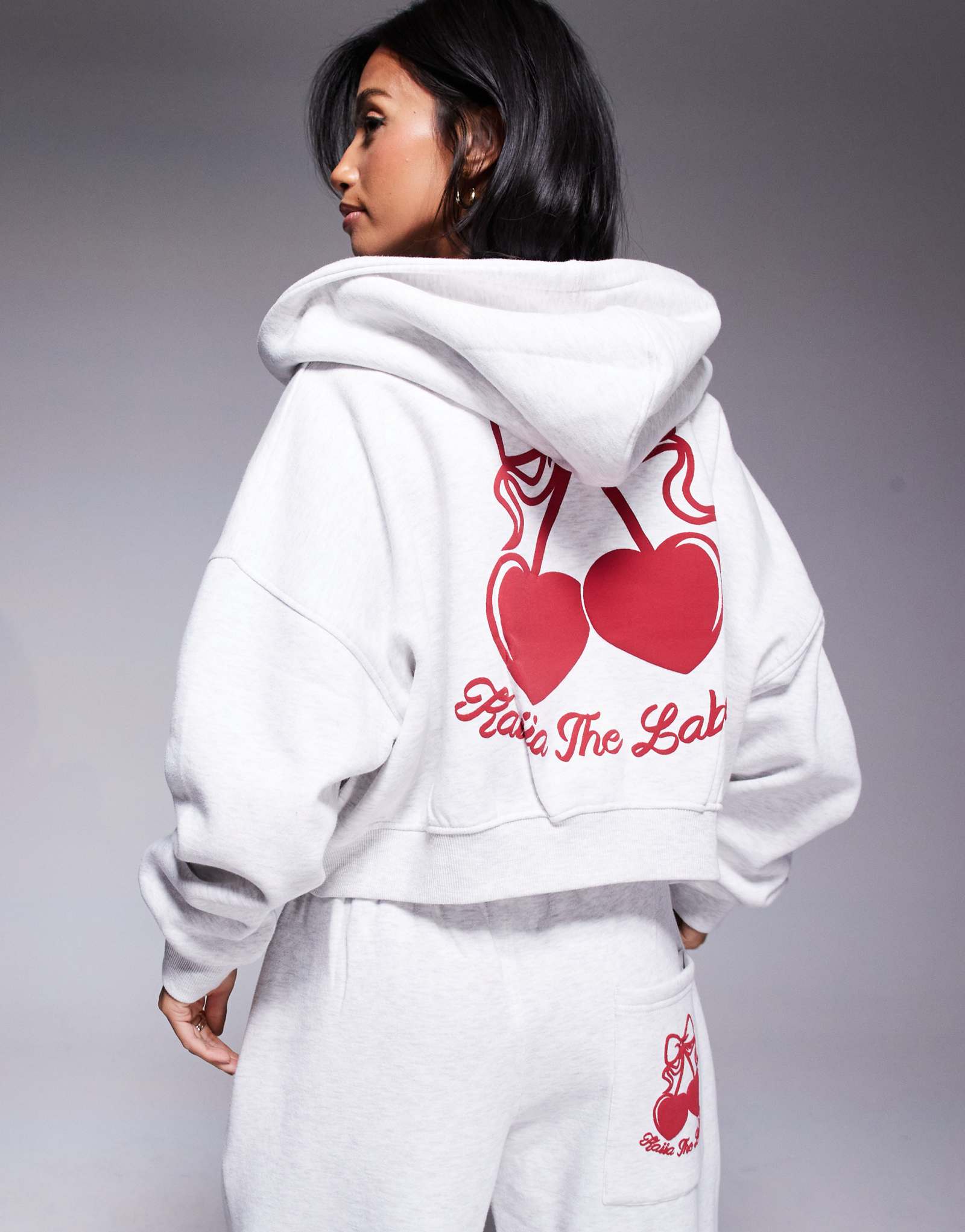 Укороченная толстовка на молнии с принтом Petite cherry на спине от Kaiia cotton rich Studio серо-красного цвета с вересковым принтом - часть комплекта  