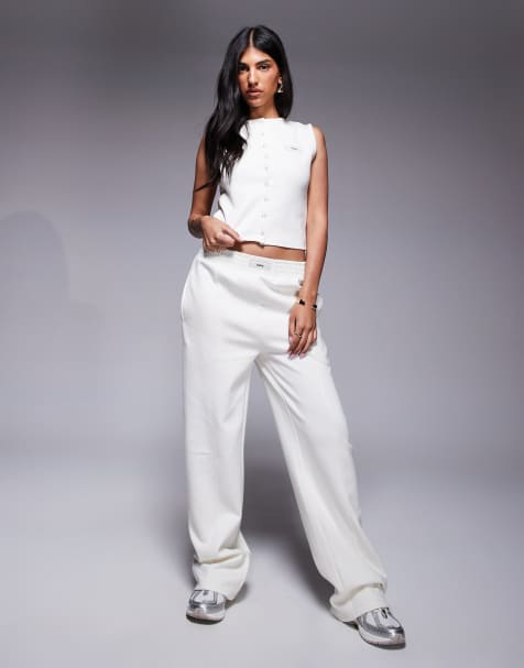 Kaiia - Cremehvidt sæt med ærmeløs croptop med gennemgående knapper og joggingbukser - view 1