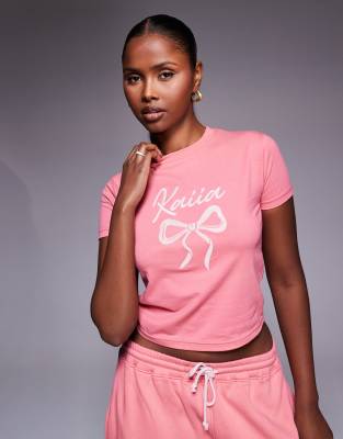 Kaiia - Crop top d'ensemble avec manches courtes, col ras de cou et logo brodé avec naud - Corail et rose pastel-Multicolore