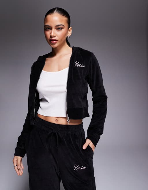 Kaiia - Co-ord set van cropped hoodie van velours met geborduurd logo en rits en joggingbroek met wijde pijpen in zwart en babyroze, 3 van 3