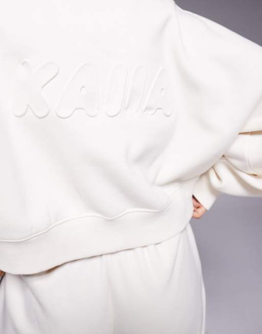 Kaiia – Cropped-Oversize-Kapuzenpullover mit hohem Baumwollanteil in milchigem Hellbeige mit Bubble-Logoprägung, Kombiteil  , 3 von 4