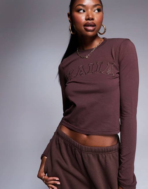 Kaiia - Cropped T-shirt met geborduurd logo en lange mouwen in chocoladebruin, deel van co-ord set 
