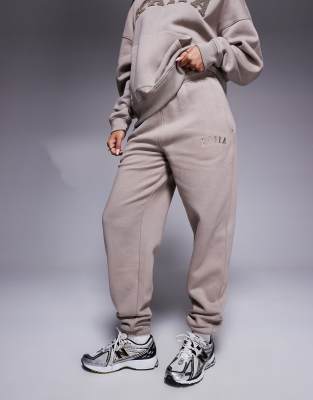 Kaiia Cuffed Sweatpants In Brown