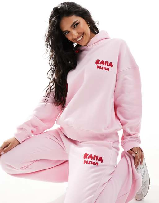 Kaiia – Design – Różowo-czerwona bluza oversize z kapturem i wypukłym logo, część zestawu
