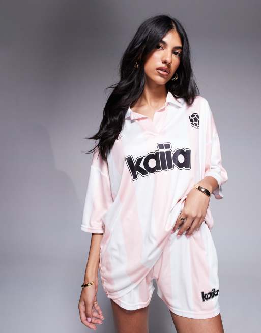 Kaiia – Zestaw w stylu piłkarskim w biało-różowe pasy: top z dekoltem w kształcie litery V i szorty, 3 z 3