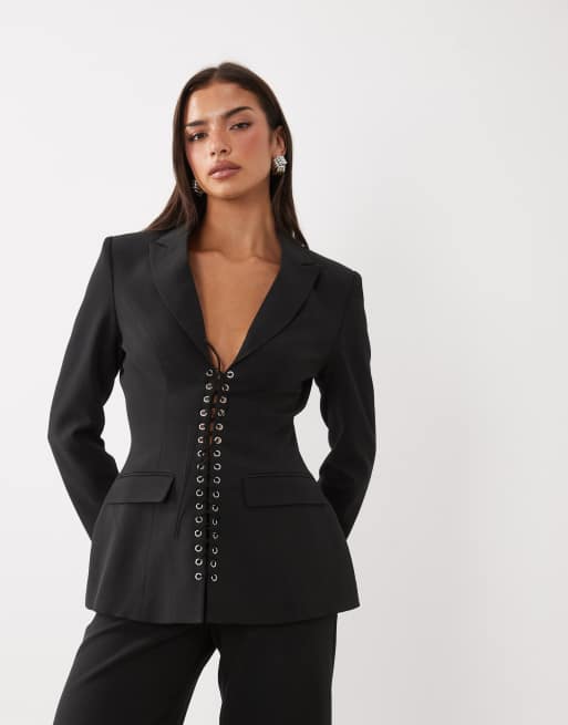 Kaiia eksklusiv blazer-co-ord i sort med øjer, snørelukning og markeret talje, 1 af 4