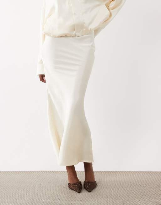 Kaiia eksklusiv maxinederdel i satin med skrå snit i creme, 2 af 5
