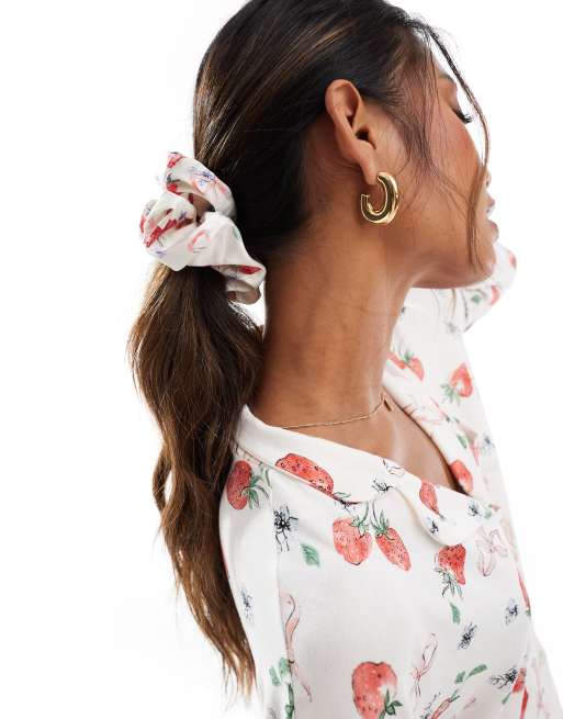 Kaiia - Elastico per capelli da notte in raso con stampa di fiocchi e fragole in coordinato