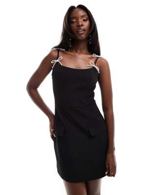 Kaiia - Elegantes Camisole-Minikleid in Schwarz mit kontrastierenden Schleifen