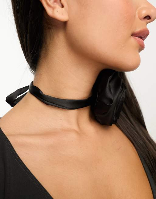 Kaiia  Eng anliegendes Halsband in Schwarz mit bergroer Ansteck-Rose |  ASOS