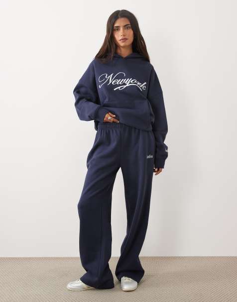 Kaiia ensemble 2 pièces jogger large en coton riche brodé avec logo script New York bleu marine - view 1