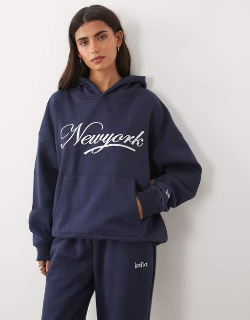 Kaiia - Ensemble pantalon de jogging et sweat à capuche oversize en coton majoritaire avec inscription New York brodée - Bleu marine, 2 de 3