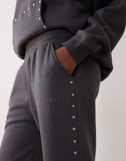 Kaiia ensemble jogging large à jambes larges avec clous en coton riche en gris foncé, 4 de 5