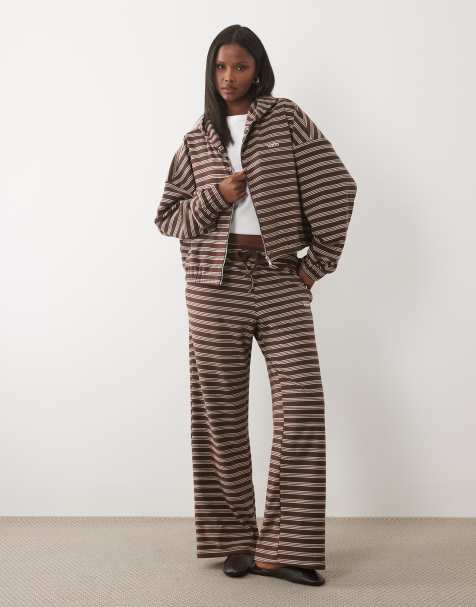 Kaiia - Ensemble molletonné avec sweat à capuche oversize zippé et pantalon à rayures - Chocolat et crème - view 1