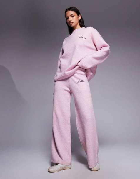 Kaiia - Ensemble pull ras de cou en maille à épaules tombantes et logo brodé avec pantalon large - Rose clair - view 1