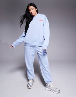 Kaiia - Ensemble t-shirt crop top à logo en relief, sweat à capuche oversize et pantalon de jogging resserré aux chevilles - Bleu clair et rouge - view 1