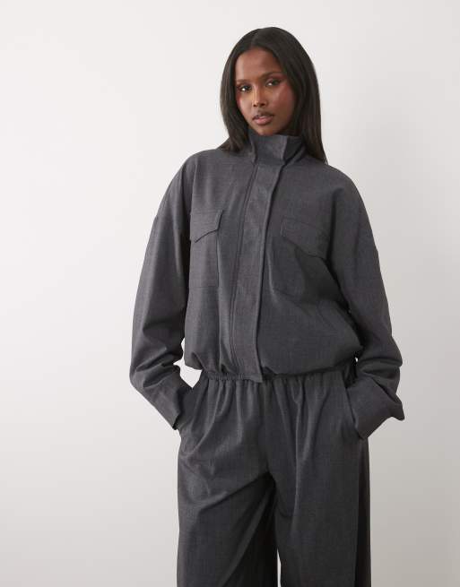 Esclusiva Kaiia - Coordinato antracite con giacca bomber stretta in vita con collo a imbuto e pantaloni con tasche, 2 di 3