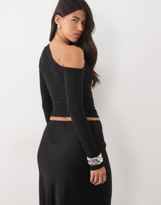 Kaiia – Exclusive – Anschmiegsames, doppellagiges, langärmliges Trägertop in Schwarz mit Off-Shoulder-Träger  , 2 von 4