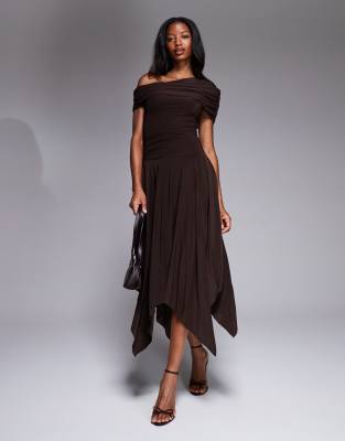 Kaiia -Exclusive - Anschmiegsames, doppellagiges Maxikleid in Schokobraun mit asymmetrisch drapiertem Design, tiefer Tai...