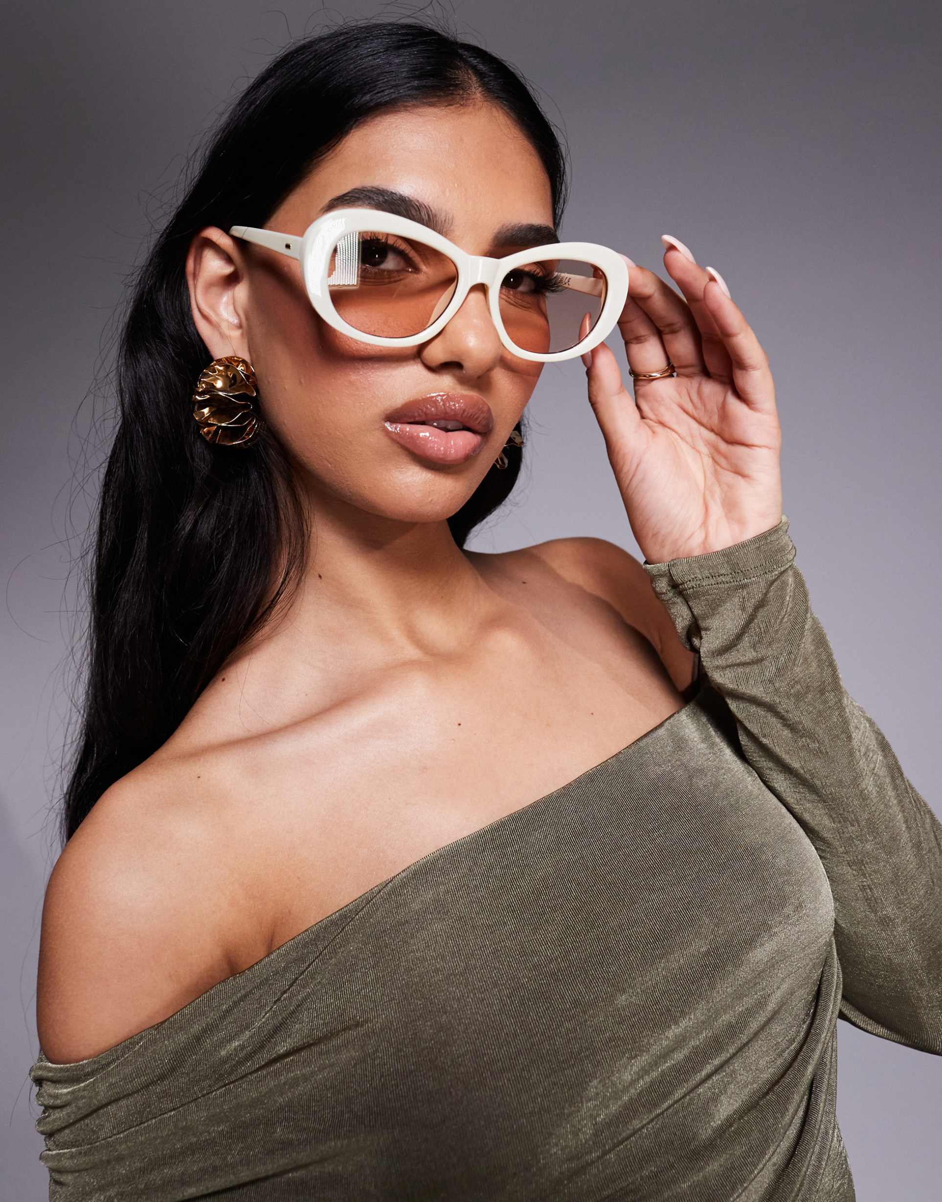 kaiia exclusive chunky oval frame sunglasses in off white