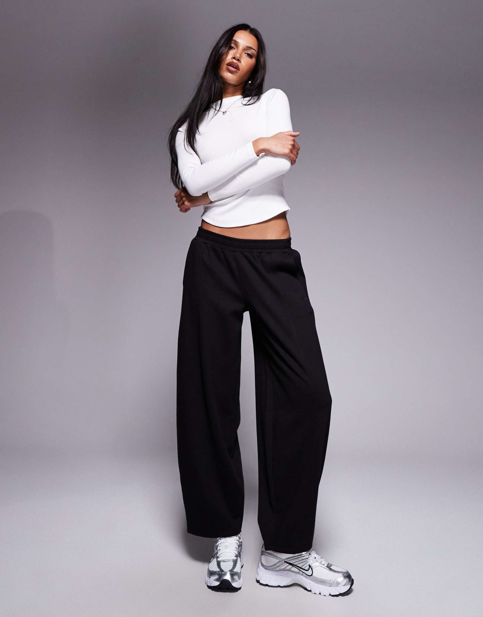 Спортивные брюки Kaiia exclusive из хлопка с богатыми швами и широкими штанинами черного цвета  