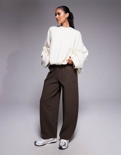 Kaiia Exclusive – Czekoladowobrązowe joggersy z dużą zawartością bawełny z baryłkowymi nogawkami z ozdobnym przeszyciem  