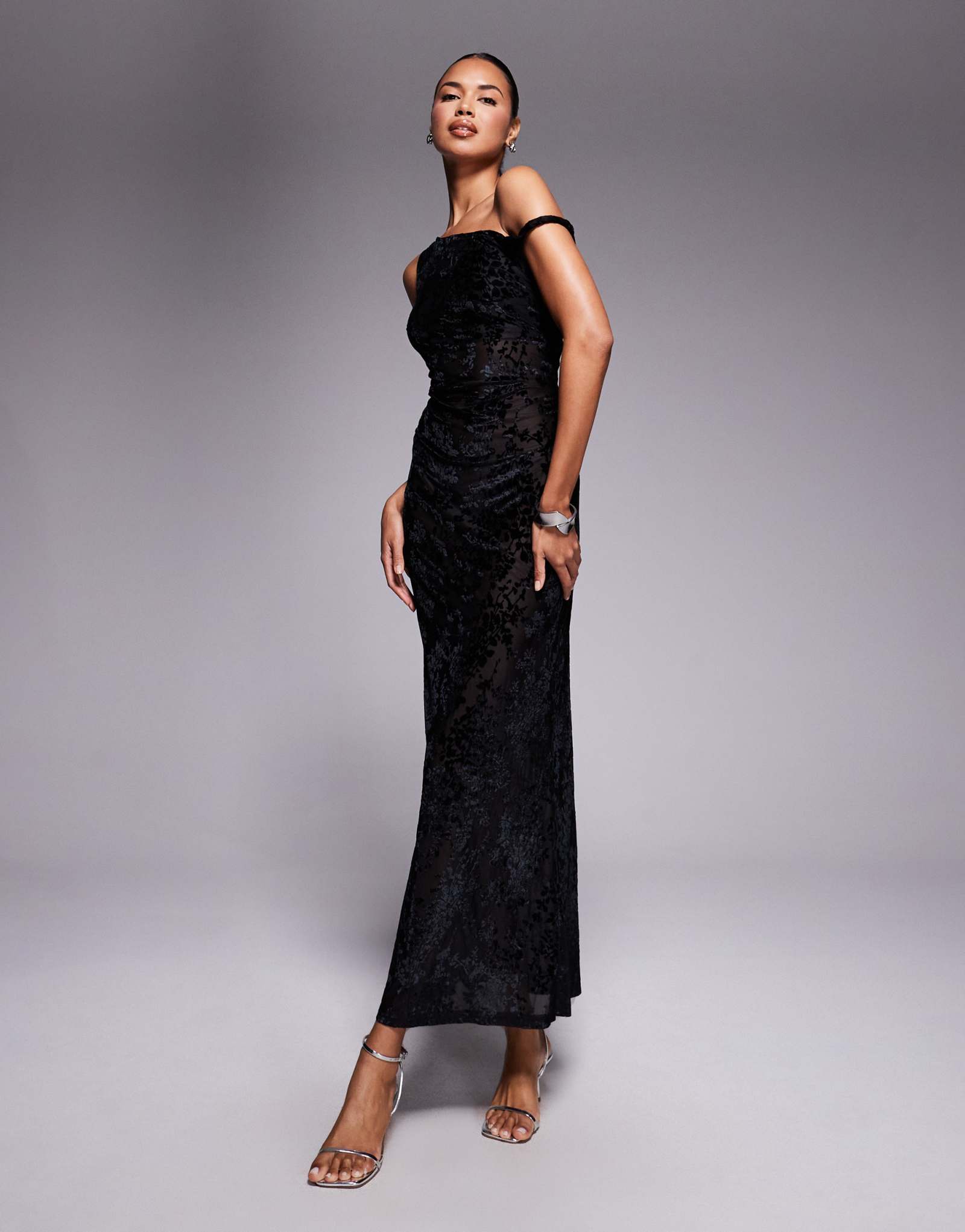 Эксклюзивное макси-платье Kaiia devore с открытыми плечами и закругленными краями черного цвета