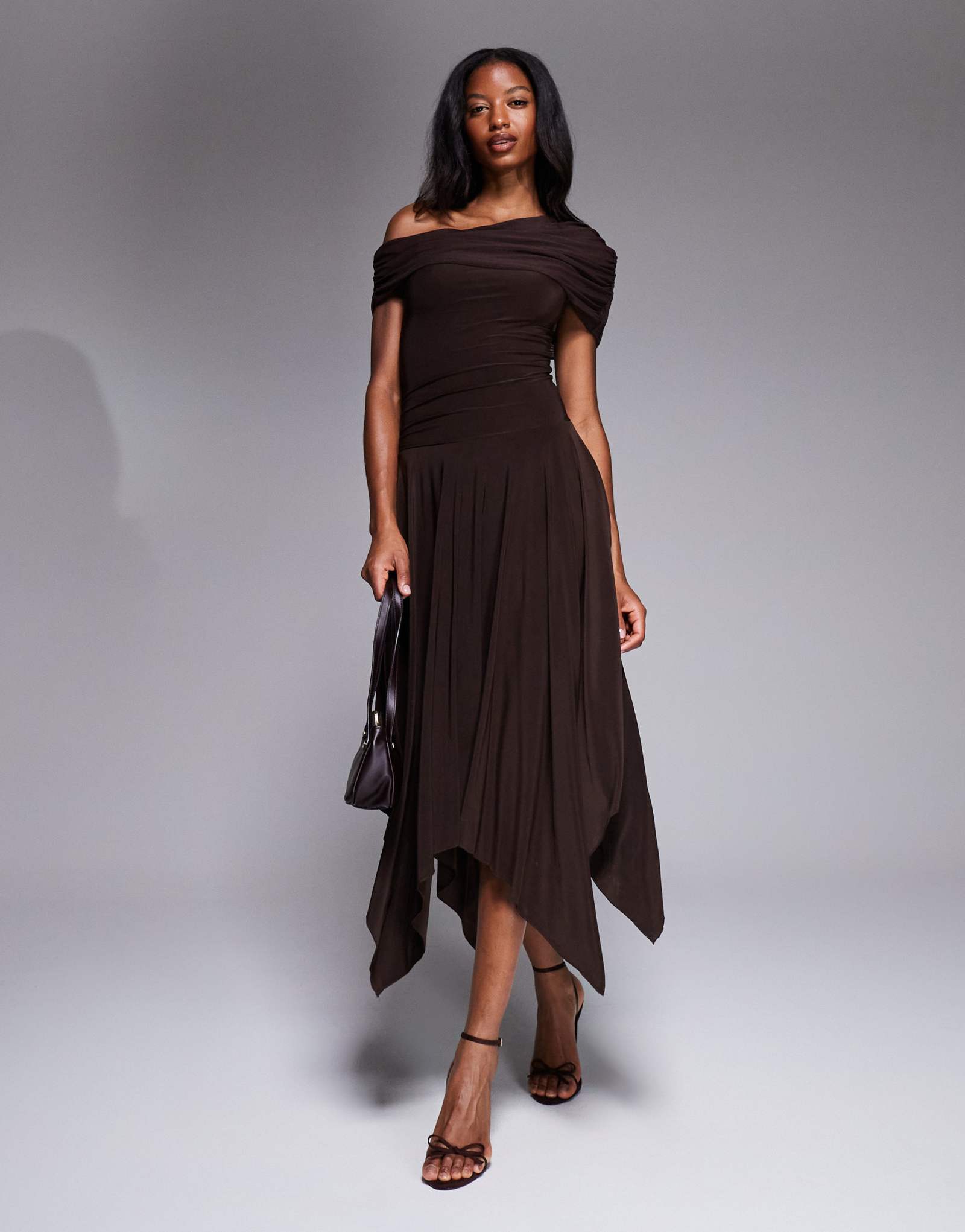 Эксклюзивное двухслойное облегающее платье макси с асимметричной драпировкой Kaiia с заниженной талией и волшебным подолом шоколадного цвета