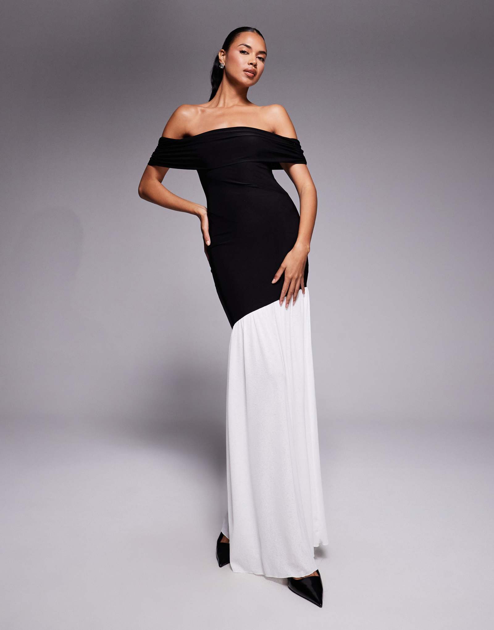 Эксклюзивное двухслойное облегающее макси-платье Kaiia с открытыми плечами и асимметричным контрастным подолом в черно-белом цвете
