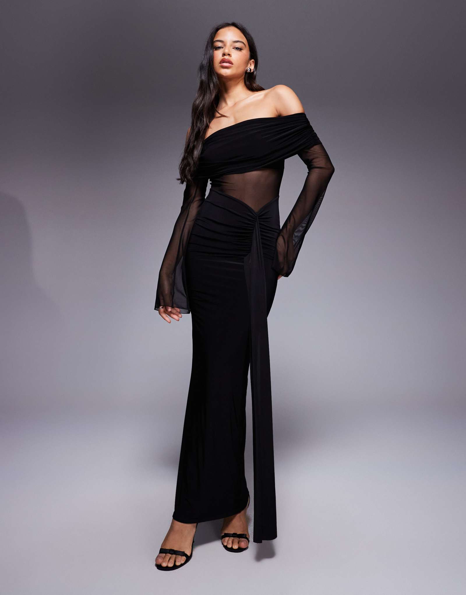 Эксклюзивное двухслойное облегающее макси-платье Kaiia с открытыми плечами и прозрачной вставкой на юбке с рюшами черного цвета