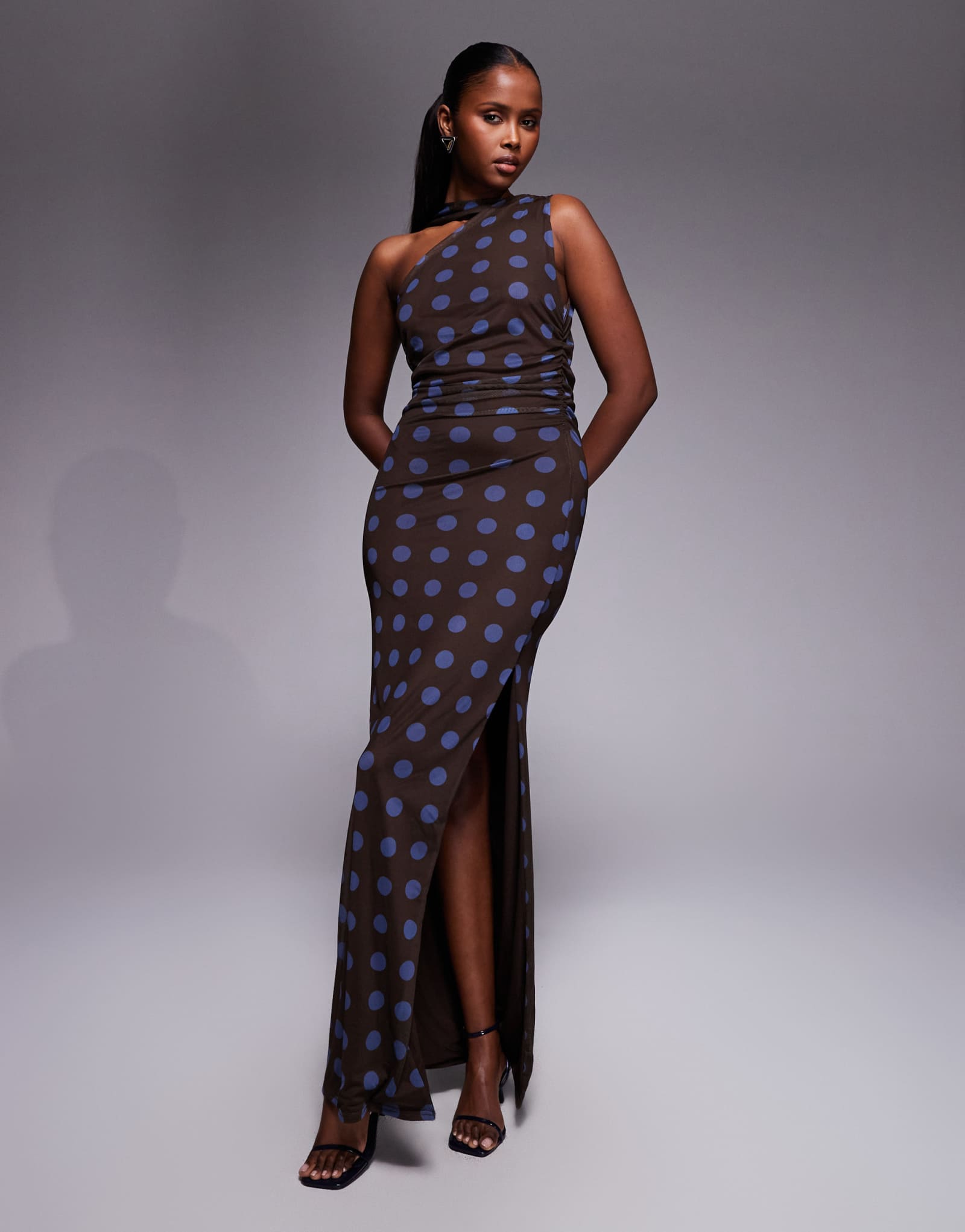 Эксклюзивное макси-платье из двухслойной облегающей сетки с шарфом на одно плечо от Kaiia в коричневый и синий горошек