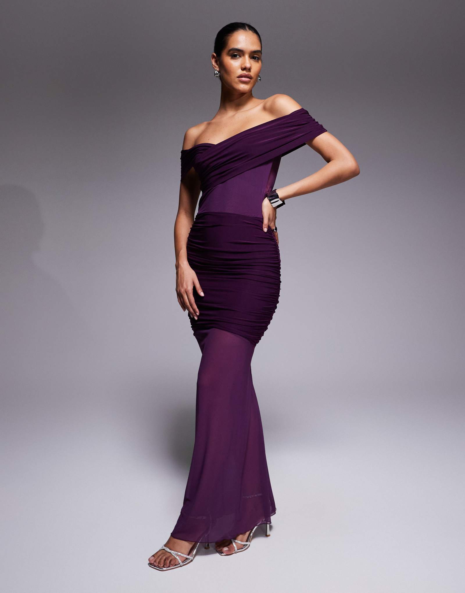 Эксклюзивное двухслойное облегающее макси-платье Kaiia с открытыми плечами и прозрачным сетчатым подолом сливового цвета