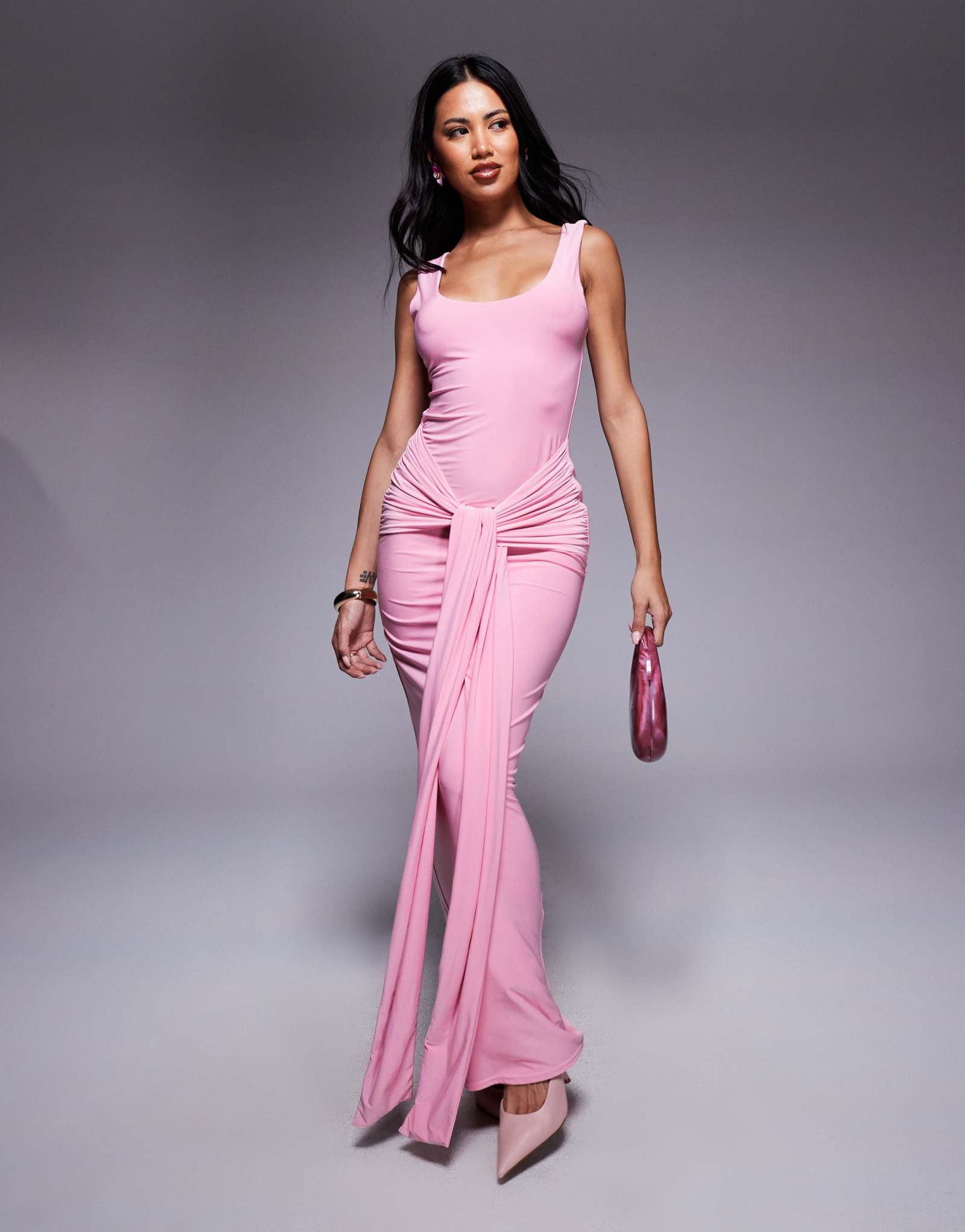Эксклюзивное двухслойное облегающее платье макси с круглым вырезом и завязкой спереди с драпировкой розового цвета от Kaiia exclusive